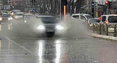 Edirne'de sağanak yağış: Cadde ve sokaklar göle döndü