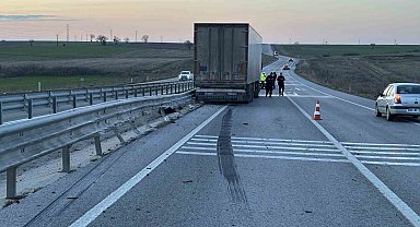Edirne'de tır bariyerlere çarptı