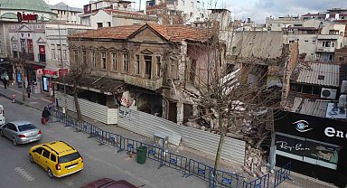 Edremit'in tarihi sembol binalarından biri kısmen çöktü