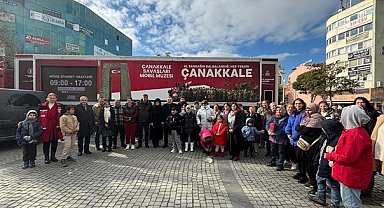 Edremit'te Çanakkale Mobil Müzesi Cumhuriyet Meydanı'nda ziyaretçilerini ağırladı