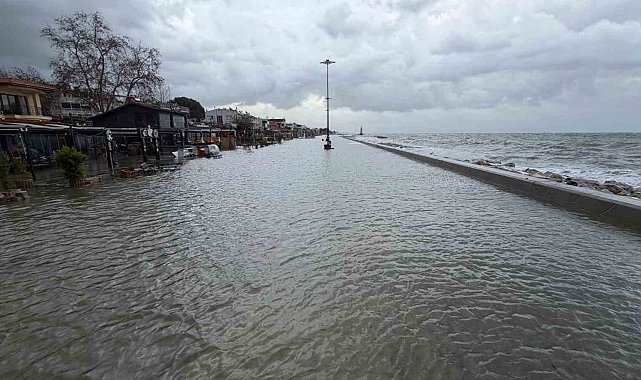 Edremit'te denizle kara birleşti, işletmeler sular altında kaldı