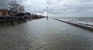 Edremit'te denizle kara birleşti, işletmeler sular altında kaldı