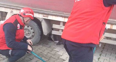 Edremit'te kamyonun altında kalan vatandaşı itfaiye kurtardı