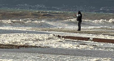 Edremit'te lodos sahili köpükle kapladı