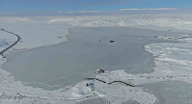 Efsanesi dilden dile dolaşan göl tamamen dondu