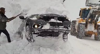 Eğribel Geçidi'nde bir araç yoldan çıkarak kara gömüldü