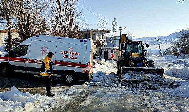 Ekipler ambulansın yolunu açtı, anne ve bebek hastaneye ulaştırıldı