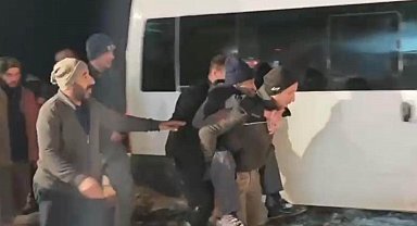 Ekipler yolu açtı, 90 yaşındaki hasta sırtta taşınarak sağlık ekibine ulaştırıldı