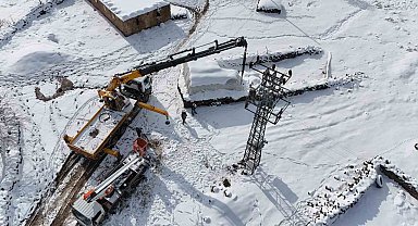 Ekipler zorlu hava şartlarında enerji hatlarını onarıyor