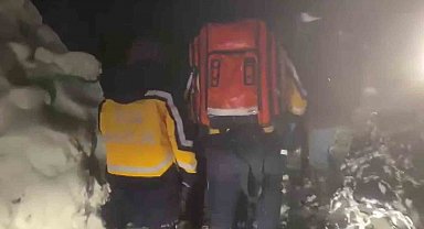 Ekiplerin uzun uğraşlarıyla yol açılarak hastaya ulaşıldı