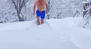 Eksi 10 dereceyi aldırmadan şortuyla karda yüzdü
