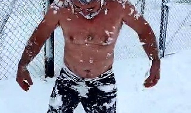 Eksi 15 derecede kar banyosu yaptı