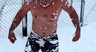 Eksi 15 derecede kar banyosu yaptı