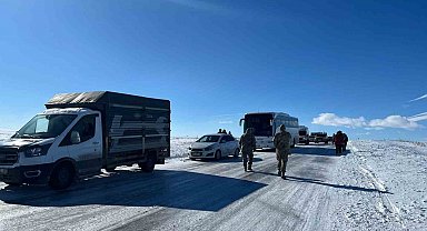 Eksi 30'a düşen sıcaklıklarda buz pistine dönen yolda araçlar mahsur kaldı