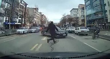 El frenini çekilmeyen araç hareket etti, başka bir sürücü koşarak el frenini çekti
