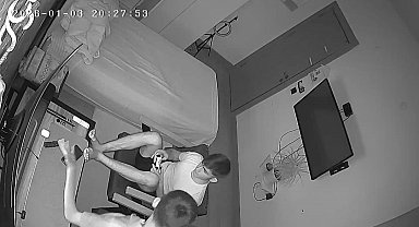 Elazığ'da deprem anı kamerada: Biri panik yaptı, diğeri oyuna devam etti