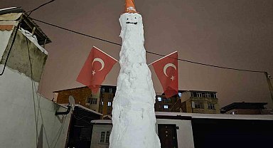 Elazığ'da dev kardan adam görenleri hayrete düşürdü