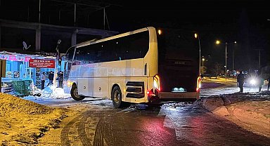 Elazığ'da facianın eşiğinden dönüldü: Otobüs devrilmekten son anda böyle kurtuldu