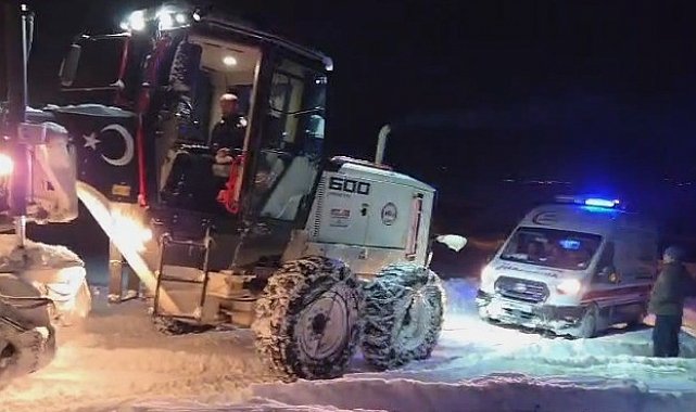 Elazığ'da hastaya giderken karda mahsur kalan ambulans kurtarıldı