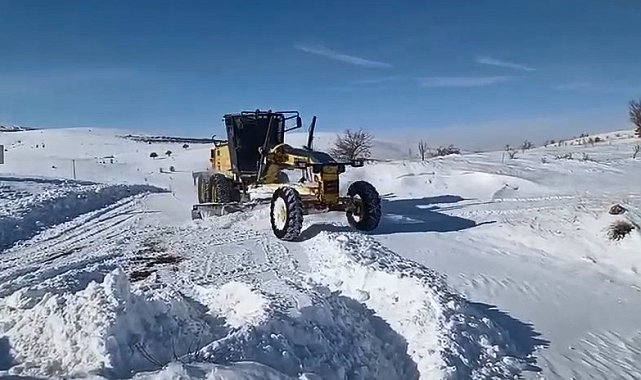 Elazığ'da kapalı köy yollarında çalışmalar sürüyor