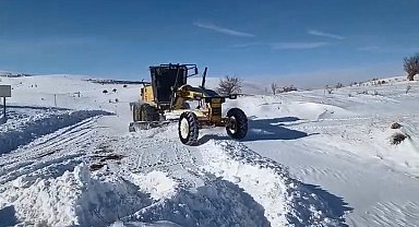 Elazığ'da kapalı köy yollarında çalışmalar sürüyor