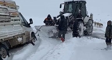 Elazığ'da şarampole düşen araç kurtarıldı