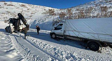 Elazığ'da şarampole düşen pikap kurtarıldı