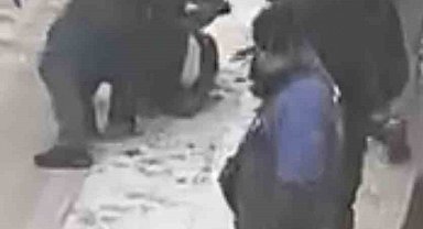 Elazığ'da sokak ortasında tekme tokat kavga: O anlar kamerada