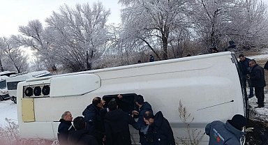 Elbistan-Çoğulhan karayolunda işçi servisi devrildi