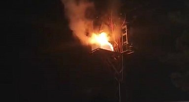 Elektrik direğindeki pano alev alev yandı