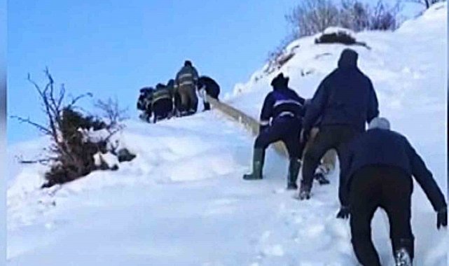 Elektrik şirketi ekipleri, kar yağışının 1 metreyi aştığı bölgede çalışmalarını sürdürüyor