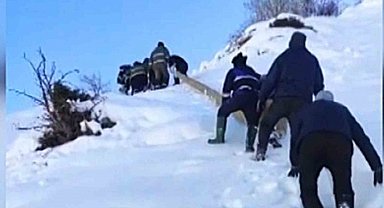 Elektrik şirketi ekipleri, kar yağışının 1 metreyi aştığı bölgede çalışmalarını sürdürüyor