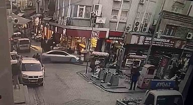 Eminönü'nde fren yerine gaza basan sürücü vatandaşların arasına daldı