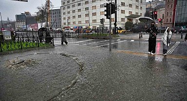 Eminönü'nü su bastı, yollar göle döndü