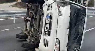 Emniyet şeridindeki araca çarptı: 2 yaralı