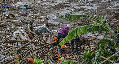Endonezya'daki toprak kaymasında can kaybı 16'ya yükseldi