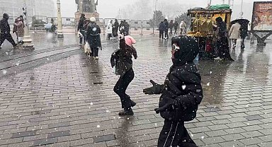 Endonezyalı turistlerin kar sevinci kameraya yansıdı