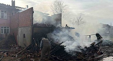 Erbaa'da ahırda çıkan yangın eve sıçradı