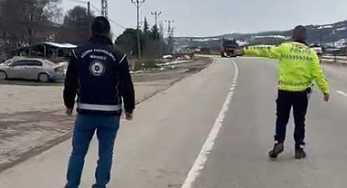 Erbaa'da tırın yatak kısmında saklanan 2 kaçak göçmen yakalandı