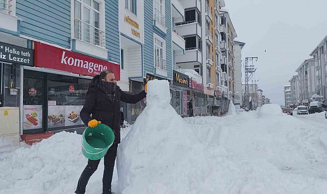 Erciş'te boş kalan esnaf kardan adam yaptı