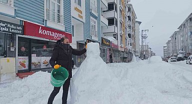 Erciş'te boş kalan esnaf kardan adam yaptı