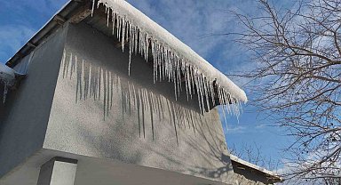 Erciş'te buz sarkıtları tehlike saçıyor