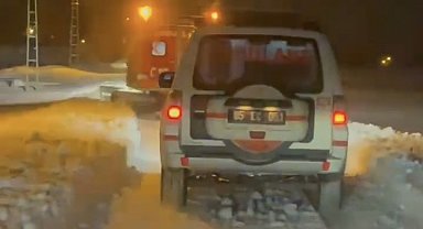Erciş'te kapanan yollarda hastalara Snowtrack ile ulaşıldı
