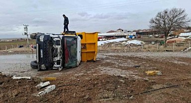 Ereğli'de kontrolden çıkan kamyon devrildi: 2 yaralı