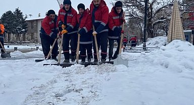 Erzincan kent merkezinde karla mücadele çalışmaları sürüyor