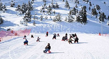 Erzincan'da 70 öğrenci Ergan Dağı'nda kızak keyfi yaşadı