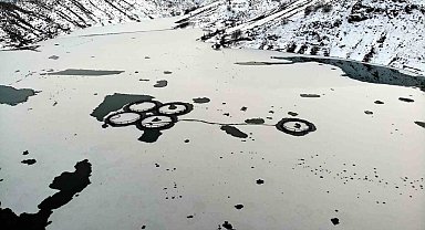 Erzincan'da baraj buzla kaplandı