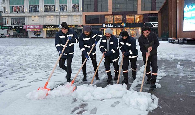 Erzincan'da belediye ekipleri karla mücadele çalışmasını sürdürüyor