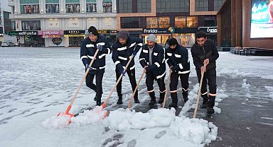 Erzincan'da belediye ekipleri karla mücadele çalışmasını sürdürüyor