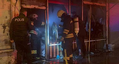 Erzincan'da gece yarısı yangın paniği: Çantacı dükkânı küle döndü